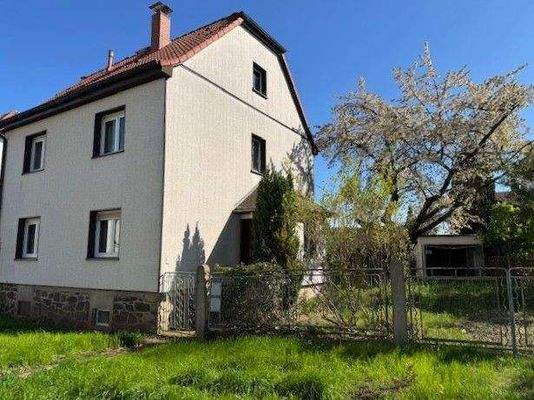 Seitenansicht, Hauseingang, Zufahrt und Garten