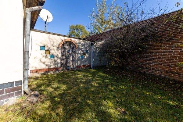 Durchgang zum hinteren Grundstück