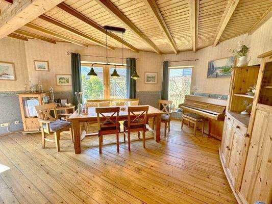 Wohnzimmer- und Esszimmer