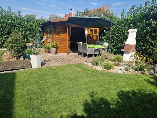 Gartenterrasse mit Blockhaus 