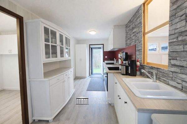 Helle Küche mit direktem Gartenzugang