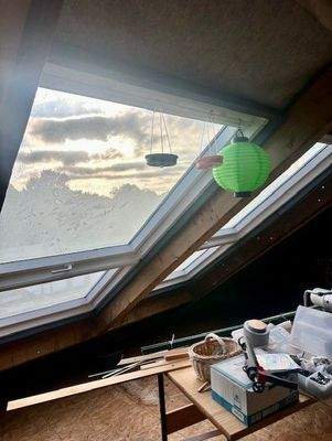 Großflächige Dachfenster in Haus NR 53 oberhalb der Eigentümerwohnung