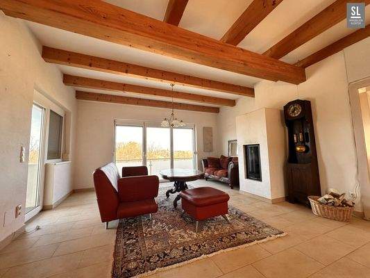 Gemütlicher Kaminraum mit schönem Ausblick