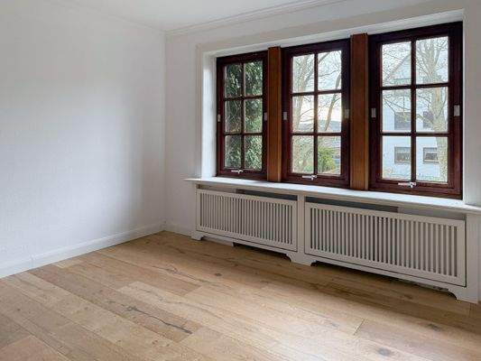 5. Weiteres geräumiges Zimmer mit Echtholzdielen.jpg