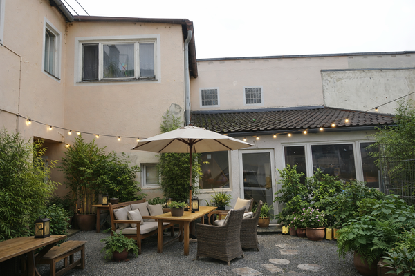 Innenhof KI generiert