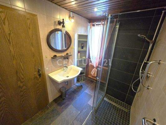 Gegenseite des Badezimmer der linken Wohnung im EG