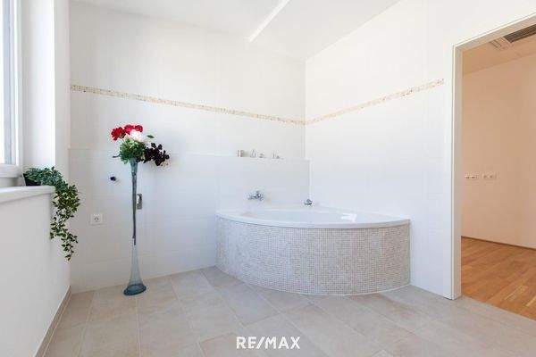 Badezimmer mit Eckbadewanne