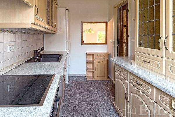 Küche mit Einbauküche und Durchreiche