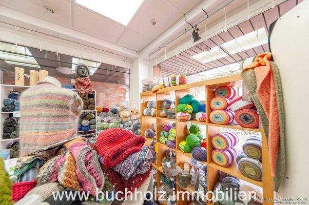 vorderer Ladenbereich mit Schaufensterecke