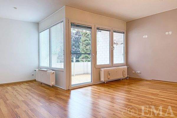 Wohnzimmer mit Zugang zum Balkon