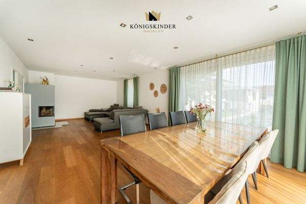 ...weiter ins Wohn- und Esszimmer...