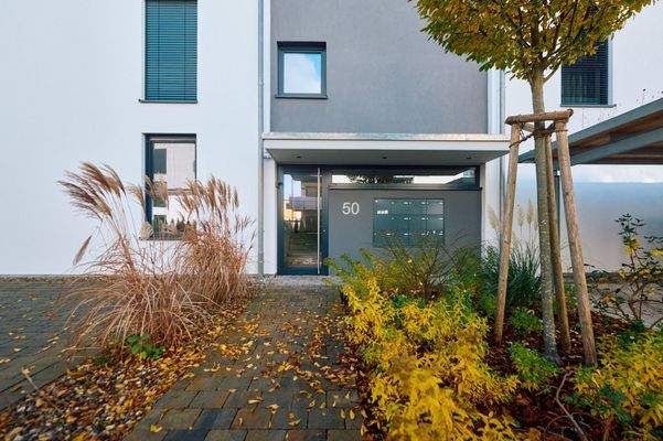 Objektansicht mit Eingangsbereich 