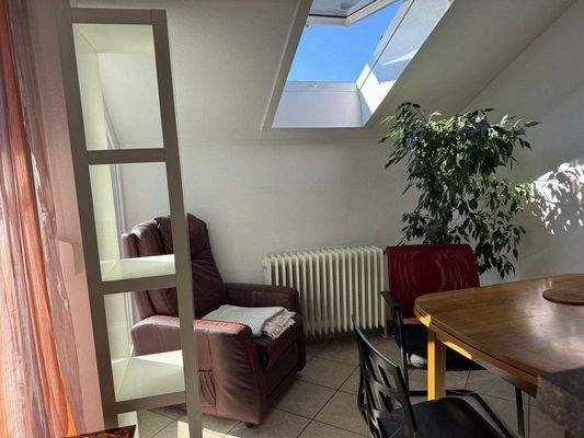 Heller Essbereich mit Regal