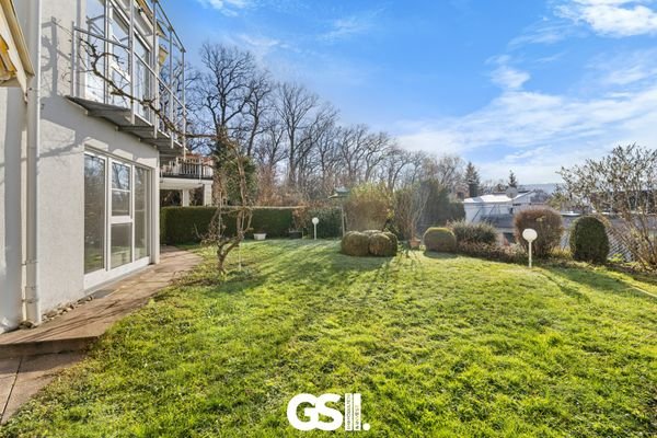 Garten von Terrasse aus.