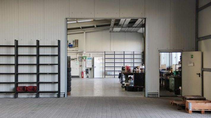 Beide Bereiche sind innen über ein Rolltor miteinander verbunden