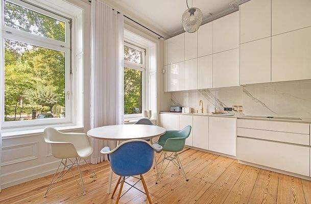 Elegante Einbauküche mit elektrischen Geräten und reichlich Tageslicht