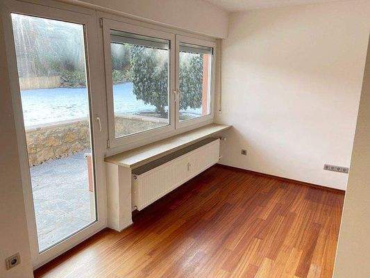 Wohnzimmer mit Terrassen-/Gartenzugang