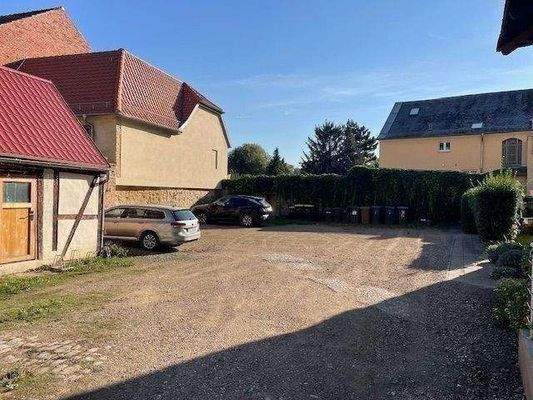 Hofbereich mit Nebengebäude