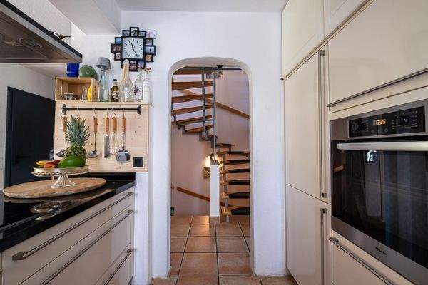 Küche - Blick zu Treppe