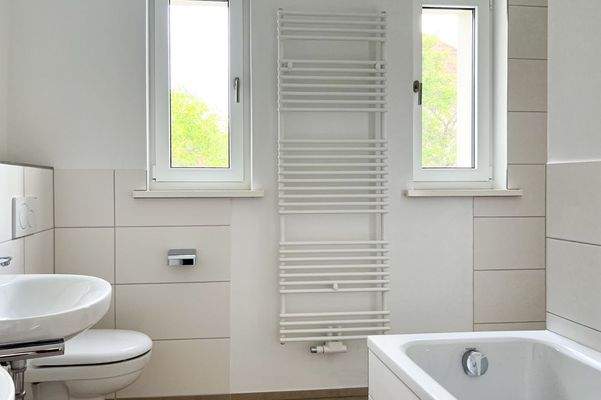 Badezimmer mit Badewanne und ebenerdiger Dusche