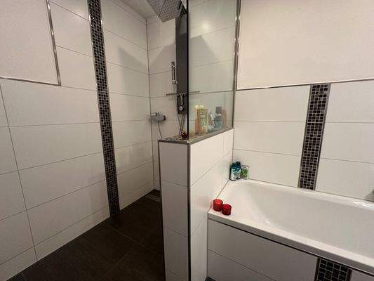 Bad mit Wanne und Dusche.jpg