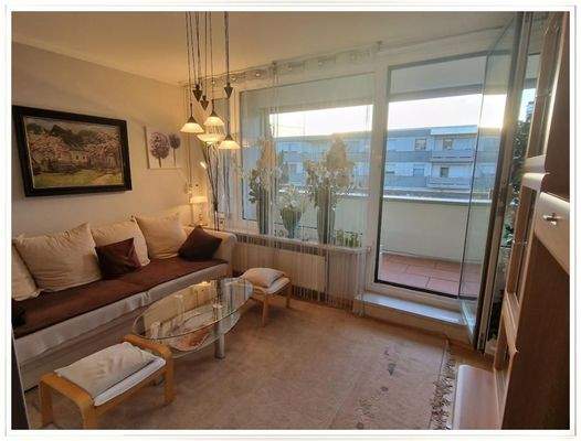 Wohnzimmer mit Balkonzugang