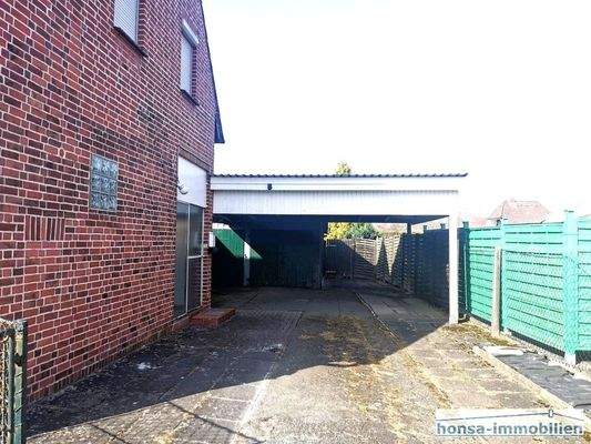 Carport - links Seiteneingang und separater Zugang zum Obergeschoss