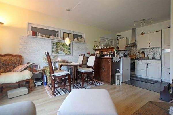 Wohnzimmer mit offener Küche