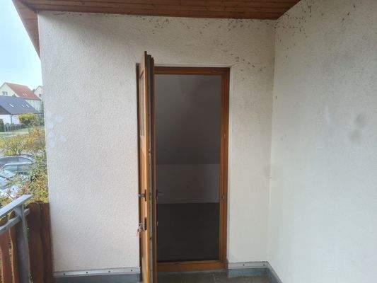 Wohnung OG - Blick vom Balkon zum Unterstellraum - Aussen