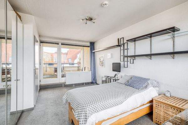 Schlafzimmer mit Blick zum straßenseitigen Balkon