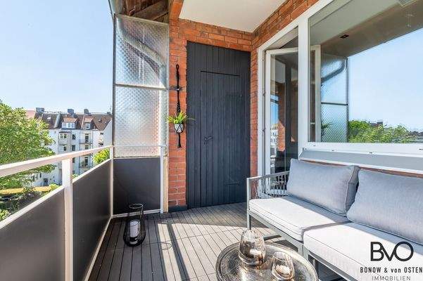 Südbalkon mit Gartenlounge und Abstellraum 