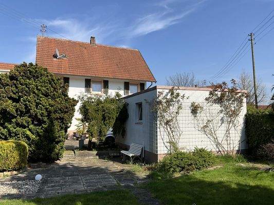 Rückseite mit Garage