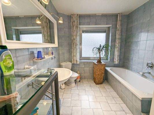 Badezimmer im 1. Obergeschoss (Teilansicht)