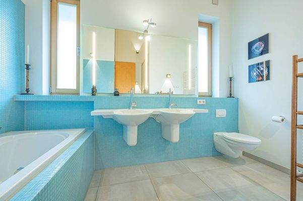 Wannenbad mit viel Tageslicht