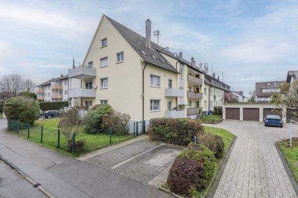 Außenansicht mit Garagenhof