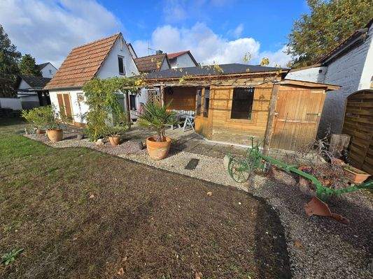 Terrasse mit Gartenhütte