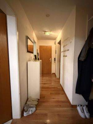 Heller Flur mit Schuhen