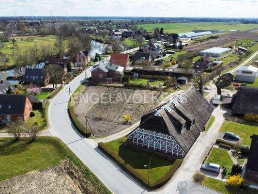 Drohnenaufnahme des ganzen Geländes mit Umgebung