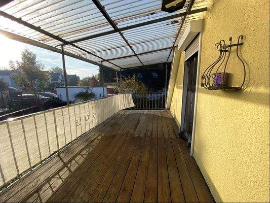 großer überdachter Balkon im DG