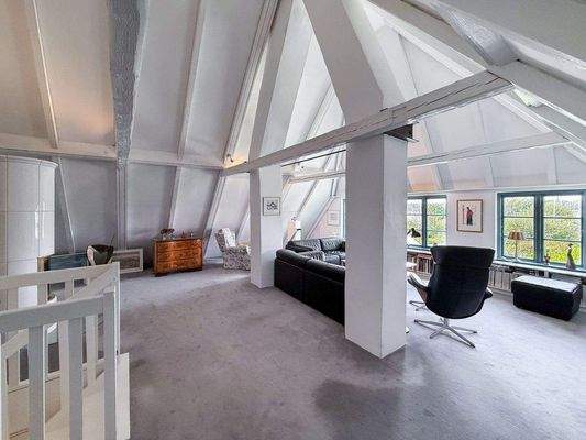 Wohnbereich offen bis unter das Dach