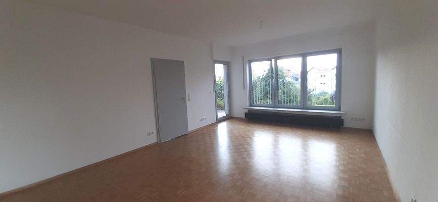 Wohnzimmer mit Zugang zur Terrasse