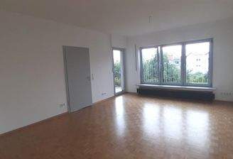 Wohnzimmer mit Zugang zur Terrasse