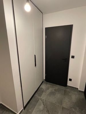 Flur-Blick Richtung Badezimmertür.jpg