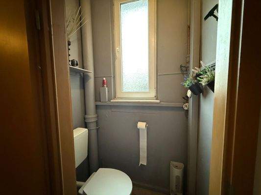 WC Treppenhaus VH Links