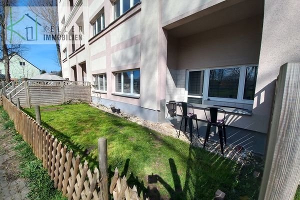 Terrasse + Gartenfläche