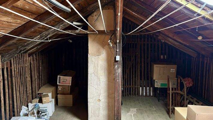 Blick auf den Dachboden