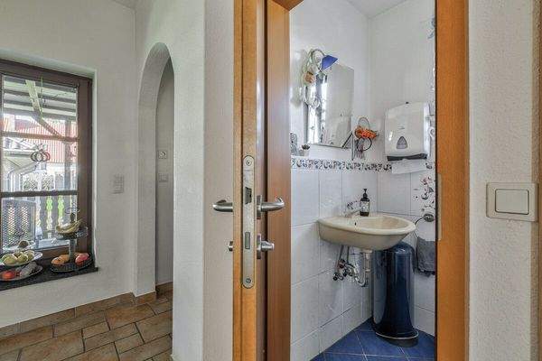 Gäste-WC mit Tageslicht im EG