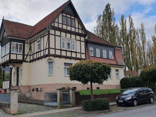 Vorderansicht m. Zufahrt v. links.jpg