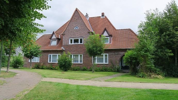 MARNE: Wohnhaus mit 9 Zimmern auf einem 1446 m² großen Grundstück ruhig und zentral gelegen.