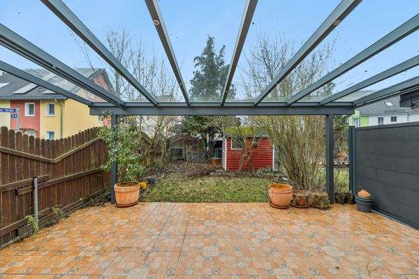 Überdachte Terrasse und Garten